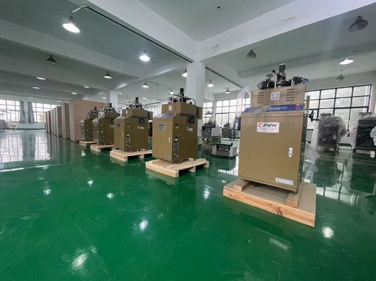 Geavanceerde servomotor met aanraakscherm voor het maken van handgemaakte hoeden van gele wol