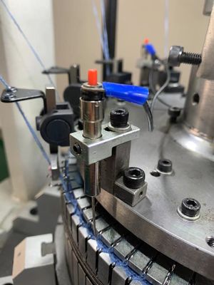 366A Automatische hoge snelheid ribbenhoeden Circulaire breimachine met geautomatiseerd systeem