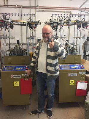 Volledig geautomatiseerde cirkelvormige breimachine voor het maken van petten en sjaals