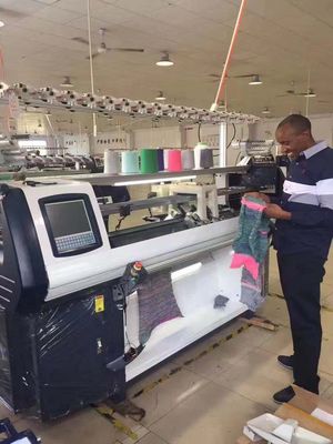 Pas uw kragen en manchetten aan met onze Jacquard-knutsmachine
