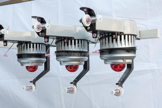 Volledig geautomatiseerde platte kraag brei­machine met een enkel voertuig en drie systemen
