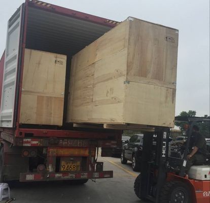 Volledig geautomatiseerde platte kraag brei­machine met een enkel voertuig en drie systemen