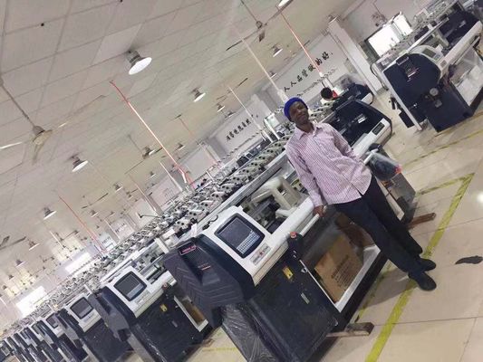 Productie van truien met professionele geautomatiseerde platte breimachine