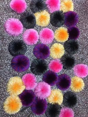 Ervaar warp breien als nooit tevoren met 5000pcs/uur sleutelhanger pompom machine